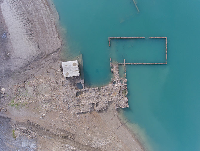 Fotografía cenital de pantano con dron