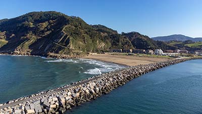 Fotografía con dron en zona de costa de Orio 002. Playa de la Antilla