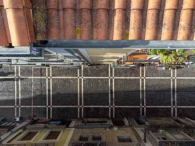 Fotografía con dron en la parte vieja de Pamplona. Vista de Calle Calderería