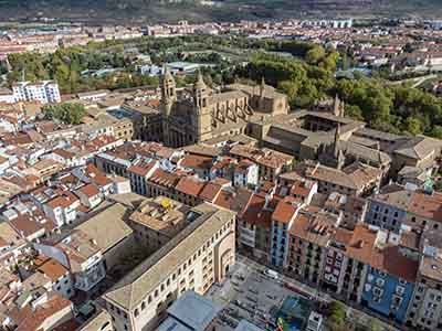 Fotografía con dron en la parte vieja de Pamplona. Vista de la Catedral
