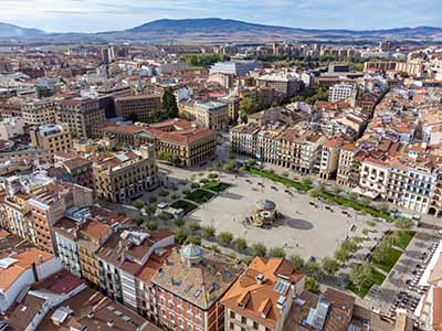 Fotografía con dron en la parte vieja de Pamplona. Vista de la Plaza del Castillo