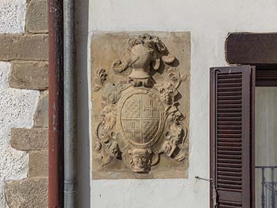 Fotografía con dron en pueblo de Sangüesa. Escudos heráldicos 003.