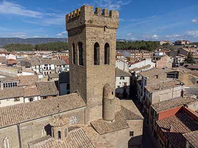 Fotografía con dron en pueblo de Sangüesa. Torre de la Iglesia de Santiago el Mayor.