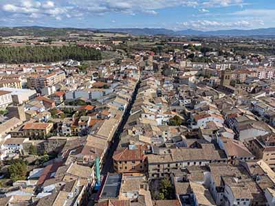 Fotografía con dron en pueblo de Sangüesa. Vista panorámica.